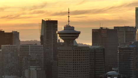 Fliegen-In-Richtung-Vancouver-Lookout-Am-Hafenzentrum-Mit-Canada-Place-Im-Hintergrund-In-Vancouver-Während-Des-Sonnenuntergangs,-Kanada-BC-In-4k