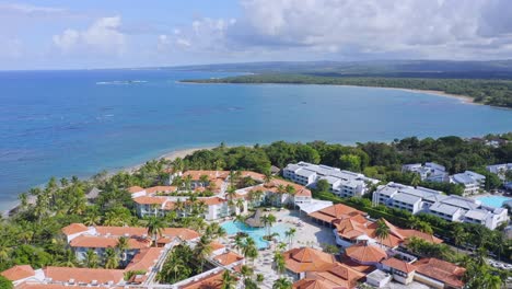 Resorts-De-Playa-Y-Hotel-Con-Paisaje-Marino-Azul-Tranquilo-En-Verano-En-Playa-Dorada,-República-Dominicana