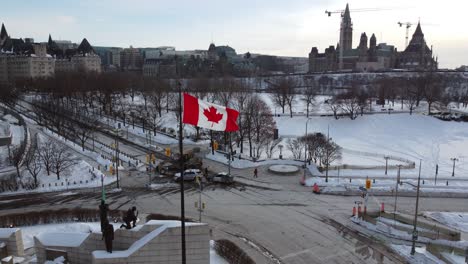 Bandera-Canadiense-Frente-A-La-Excavadora-Debido-A-Las-Protestas-Contra-Las-Medidas-Gubernamentales-Tomadas-Por-La-Policía,-Bandera-Canadiense-En-Primer-Plano---Ottawa,-Ontario