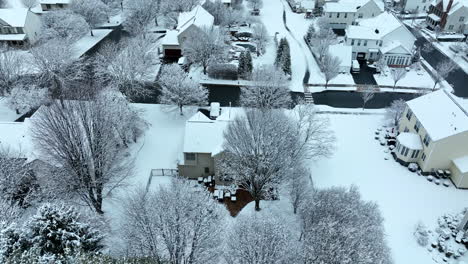 Sprawling-neighborhood-community-in-fresh-winter-snow