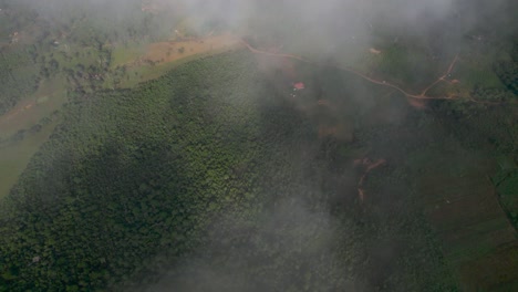 Cenit-Ansicht-Mit-Drohne,-über-Wolken-Und-Feldern-An-Einem-Nebligen-Tag,-In-Curiti,-Kolumbien