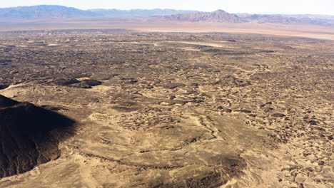 Vista-Aérea-Del-Paisaje-Remoto-En-El-Desierto-De-Mojave-Del-Sur-De-California-Que-Revela-Que-El-Cráter-Amboy-Es-Un-Volcán-Inactivo-De-Cono-De-Ceniza-Durante-Un-Día-Soleado