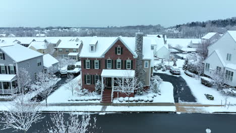 Gran-Casa-Familiar-En-Estados-Unidos-Durante-La-Nieve-Fresca-Del-Invierno
