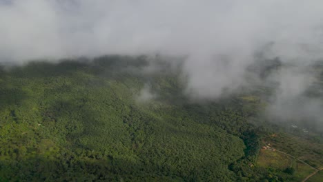View-frome-left-to-right-with-drone,-above-mountains-at-a-cloudy-day-with-fog,-in-Curiti-Colombia