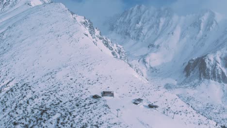 Una-Vista-Aérea-De-Majestuosas-Pistas-De-Esquí-En-Las-Montañas-Tatra