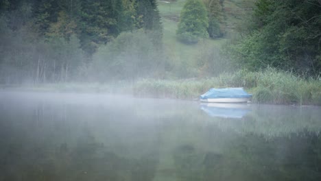 Mysteriöser-Nebliger-Nebel-Am-Frühen-Morgen,-Der-über-Ruhiges-Seewasser-Fließt