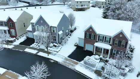 Suburban-homes-in-winter-snow-in-United-States