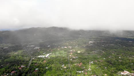 Town-of-Valle-de-Anton-in-central-Panama-erected-inside-the-crater-of-an-extinct-volcano,-Aerial-pan-left-shot