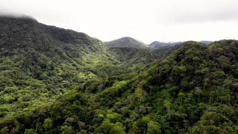 Colinas-De-La-Pared-Del-Volcán-Extinto-En-El-Valle-De-Antón-Panamá-Central-Con-Nubes-De-Baja-Humedad,-Toma-Aérea-De-La-Plataforma-Rodante