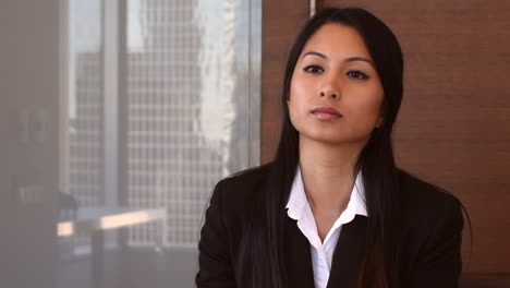 Asiatische-Geschäftsfrau,-Die-In-Einem-Büro-In-Einem-Meeting-Sitzt-Und-Der-Laufenden-Diskussion-Zuhört