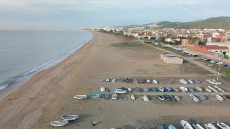 Luftaufnahme-Des-Strandes-Von-Malgrat-De-Mar-In-Barcelonas-Maresme-Fischerboote-Auf-Dem-Sand