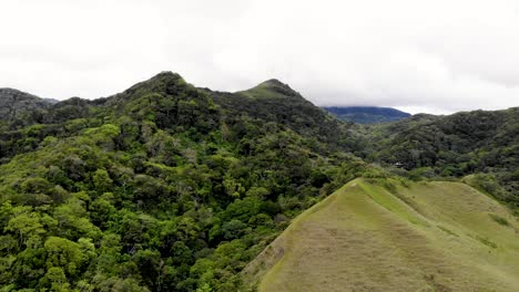 Baumbedeckte-Uralte-Hügel-Und-Lichtung-Am-Vulkankrater-Valle-De-Anton-Panama,-Luftwagen-Links-Erschossen