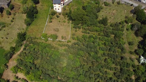 Luftaufnahme-Eines-Abgelegenen-Dorfes-In-Den-Bergen-Von-Asturien,-Spanien