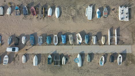 Alte-Boote-Auf-Dem-Sand-Luftdrohnenansicht-Von-Oben-Kleine-Boote