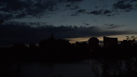 Abendlicher-Blick-Auf-Die-Skyline-Von-Saskatoon