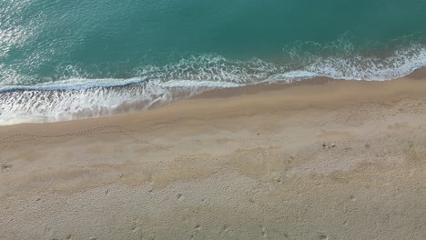 Luftaufnahme-Des-Strandes-Ohne-Menschen-Mit-Drohne-Türkisfarbenem-Wassersand