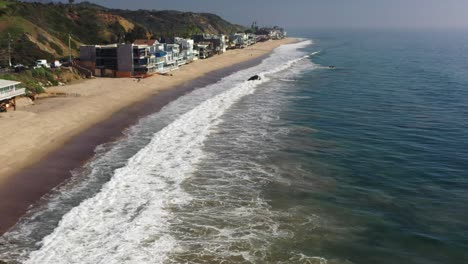 Drohne,-Die-Während-Der-Sommersaison-über-Malibu,-Kalifornien,-Strandviertel-Fliegt