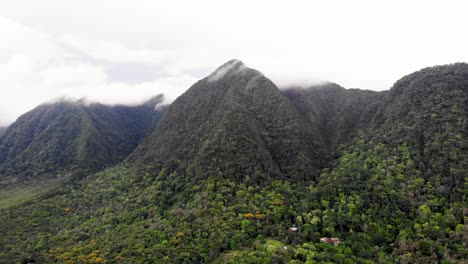 Valle-de-Anton-volcanic-crater-walls-in-central-Panama-remnant-of-an-extinct-volcano,-Aerial-pan-right-shot