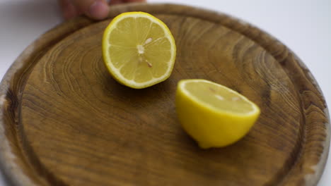 Nahaufnahme-Von-Zitronen,-Die-Auf-Einem-Holzteller-Serviert-Werden