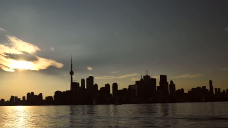 Silhouette-Toronto-Skyline-Am-Späten-Nachmittag-Sonnenuntergang-Von-Einem-Boot-Auf-Dem-See-Genommen