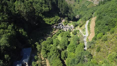 Toma-Aérea,-Drone-Volando-Sobre-Un-Pequeño-Pueblo-En-El-Valle-De-Las-Verdes-Montañas-De-Asturias,-España