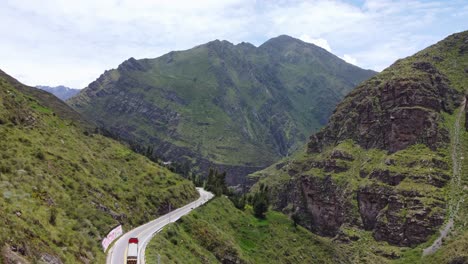 Imágenes-De-Drones-De-Una-Gran-Montaña-En-Los-Andes-Peruanos