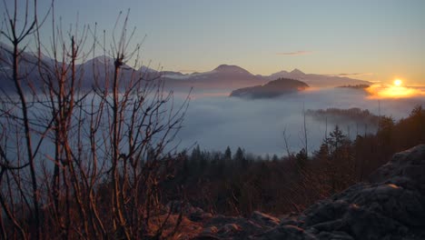 Bled-Slowenien-Aufgenommen-Bei-Sonnenaufgang-In-Der-Natur-Mit-Wunderschönen-Bergen-Und-Landschaften-Im-Nebel-Und-Schönen-Goldenen-Stundenfarben,-Gefilmt-In-Dynamischer-Bewegung-Mit-Einer-Kamera-Auf-Einem-Gimble