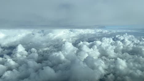 Vista-Aérea-Desde-Una-Cabina-Volando-Entre-Capas-De-Nubes-Sobre-El-Mar-Mediterráneo