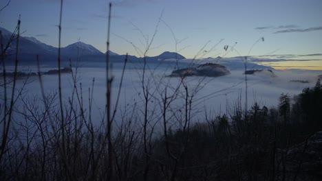 Bled-Slowenien-Aufgenommen-Bei-Sonnenaufgang-In-Der-Natur-Mit-Wunderschönen-Bergen-Und-Landschaften-Im-Nebel-Und-Schönen-Goldenen-Stundenfarben,-Gefilmt-In-Dynamischer-Bewegung-Mit-Einer-Kamera-Auf-Einem-Gimble