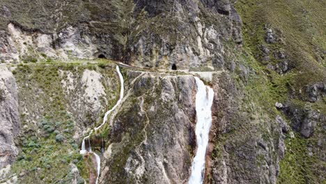 Drohnenaufnahmen-Von-Der-Spitze-Eines-Wasserfalls