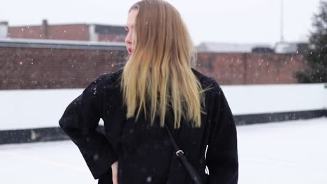 Schönes-Junges-Blondes-Model-Posiert-Für-Ein-Fotoshooting-Bei-Leichtem-Schneefall-In-Kanada