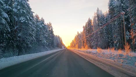 Carreteras-Asfaltadas-Cubiertas-De-Nieve