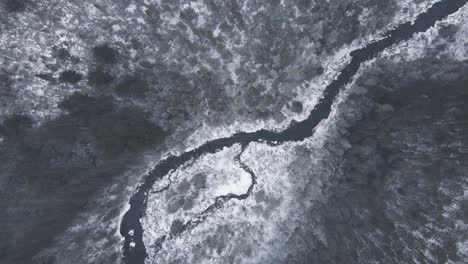 Vogelperspektive-Auf-Einen-Bach,-Der-Während-Eines-Winterschneesturms-In-Kanada-Durch-Einen-Kiefernwald-Fließt