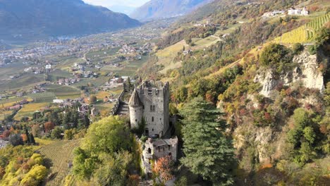 Luftdrohne-über-Einer-Mittelalterlichen-Burg-Inmitten-Der-Weinberge-In-Italien