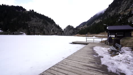 Winterliche-Berge-Landschaft-Val-Di-Nuria-Spanien-Trekking-Reiseziel,-Zugefrorener-See-Mit-Eis-Und-Frischem-Schnee-Während-Der-Winterskisaison-Bedeckt