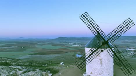 Drone-shot-flying-backwards-to-reveal-the-windmills-on-Calderico-Ridge,-Spain