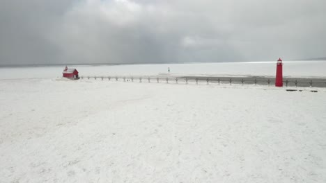 Grand-Haven,-Michigan-Leuchtturm-Im-Winter-Am-Michigansee-Mit-Drohne-Durchfliegen