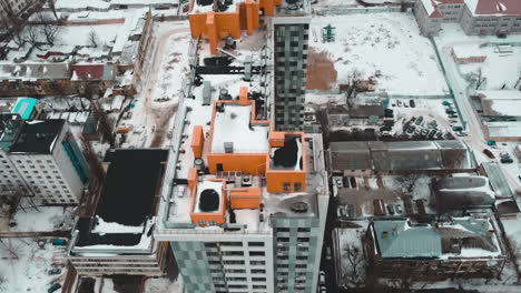 Luftaufnahme-Der-Spitze-Eines-Gebäudes-Und-Einer-Stadtstraße-In-Odessa,-Ukraine