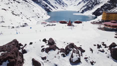 Vista-Aérea-De-Turistas-Esquiando-En-La-Estación-De-Esquí-De-Portillo-En-Chile,-Sudamérica