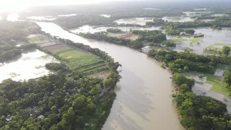 Campos-Inundados-Junto-Al-Afluente-Del-Río-Debido-Al-Aumento-Del-Cambio-Climático-Con-El-Sol-Brillante-De-La-Tarde