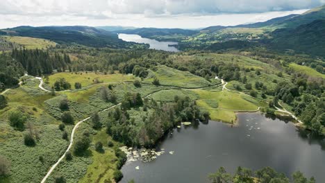 Drohnen-Luftvideo-Von-Tarn-Hows-Lake-District-National-Park-England-Großbritannien-An-Einem-Schönen-Sonnigen-Sommertag