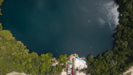 Vista-De-Pájaro-De-Arriba-Hacia-Abajo-Toma-De-Drones-Del-Famoso-Cenote-Azul-Ubicado-En-Bacalar,-México-Filmada-En-4k