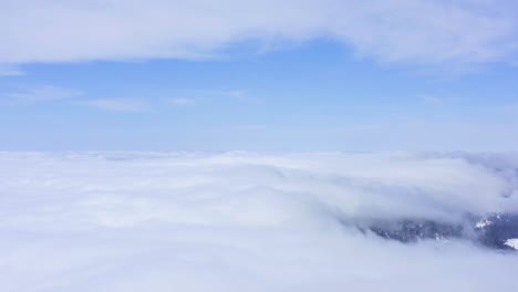 Una-Hermosa-Foto,-Un-Dron-Volando-Entre-Las-Nubes-A-Gran-Altura,-California