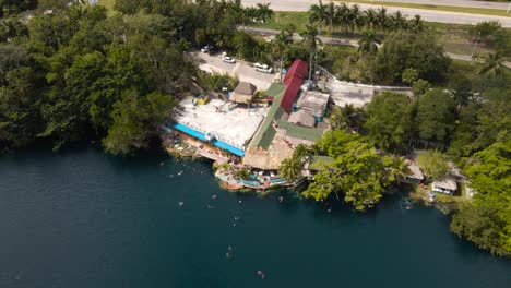 Weitwinkeldrohnenaufnahme-Der-Berühmten-&quot;Cenote-Azul&quot;-Mit-Vielen-Menschen,-Die-Schwimmen-Gehen-Und-Sich-Außerhalb-Der-Stadt-Bacalar,-Mexiko,-In-4k-Entspannen