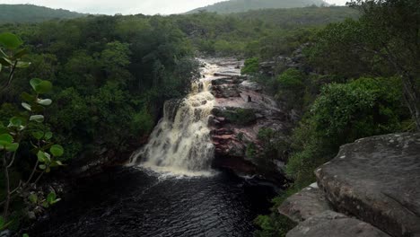 4K-Aufnahme-Nach-Oben-Kippen,-Die-Den-Atemberaubenden-Teufelsgrubenwasserfall-Vom-Wanderweg-Oben-An-Einem-Bewölkten-Regentag-Im-Berühmten-Nationalpark-Chapada-Diamantina-Im-Nordosten-Brasiliens-Zeigt
