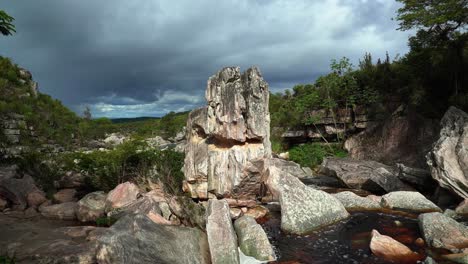 4K-Aufnahme-Einer-Kühlen-Felsformation-Inmitten-Eines-Kleinen-Flusses,-Der-An-Einem-Bewölkten-Regentag-Zum-Teufelsgrubenwasserfall-Im-Berühmten-Chapada-Diamantina-Nationalpark-Im-Nordosten-Brasiliens-Führt
