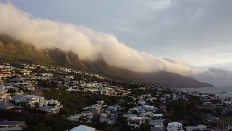 Clouds-rolling-over-the-top-of-Table-Mountain-in-Cape-Town