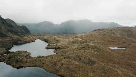 Ruhige-Landschaft-Von-See-Und-Bergen-Im-Cayambe-Coca-Nationalpark-In-Papallacta,-Napo,-Ecuador---Luftdrohnenaufnahme