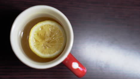 Eine-Tasse-Zitronentee-Auf-Einem-Holztisch