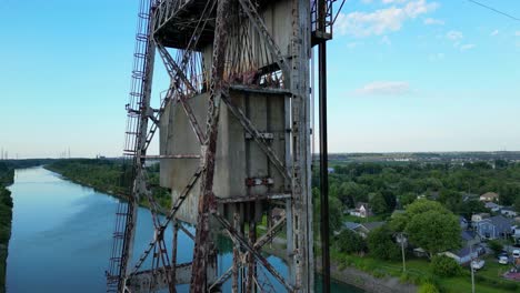 Torre-De-Puente-De-Elevación-Vertical-Y-Mecanismo-En-Canal-Welland-En-Canadá